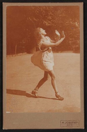 Grete Wiesenthal beim Tanz "Allegretto" nach Beethoven im weißen Minikleid auf einem Tennisplatz