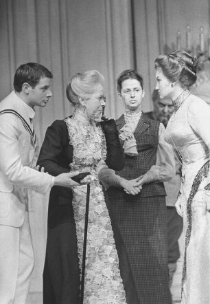 Szenenbilder aus "Der Mann mit dem Gewehr", Schauspiel von Nikolai Pogodin. Deutsches Theater Berlin, 12.10.1962