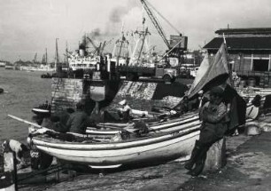 Lissabon. Portugal. Fischerhafen. Fischer an ihren Booten, die an Land liegen