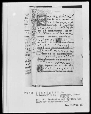 Graduale (Benediktinerhandschrift) — Initiale S(acerdotes tui) mit anschließender Ranke, Folio 180recto