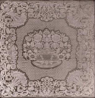 Decke aus Leinendamast, rot und weiß (Fond: Blumendekor nach holländischem Muster, Rand: Laub- und Bandelwerk mit Disteln und Fruchtschalen) : Leinendamast, um 1720, Kunstgewerbemus. Dresden