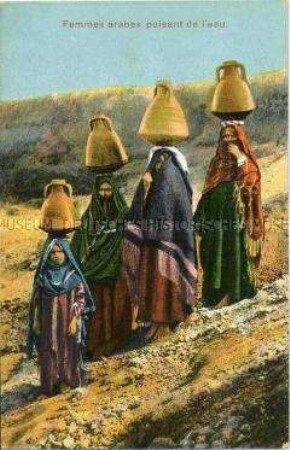 Arabische Frauen beim Wassertragen