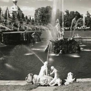 Peterhof (Stadt). Park von Schloss Peterhof. Wasserspiele der Großen Kaskade