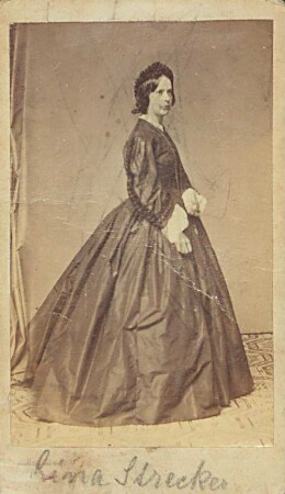 Lina Strecker, stehend