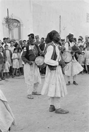 Reisefotos Libyen. Tripolis. Straßenmusikanten und Zuschauer