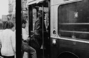 Coventry. In einen Bus einsteigende Fahrgäste