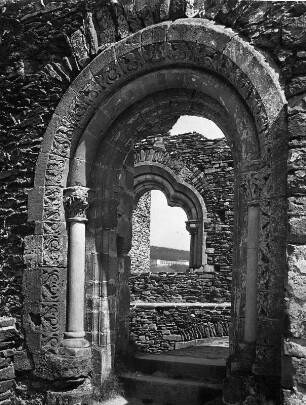 Vianden. Hofburg (1190-1240). Kleiner Palas (um 1200). Türöffnung