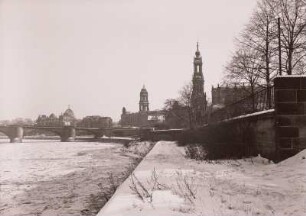 Dresden, Blick vom Altstädter Ufer nach Osten auf die Altstadt im Winter