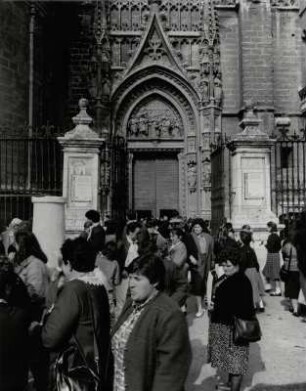 Vor der Kathedrale mit der Puerta de los Palos in Sevilla