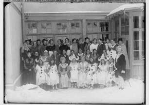 Fasnacht im Josefinenstift (Klösterle) 1931; Gruppenbild verkleideter Frauen