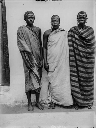 Mangi Meli (Mitte) mit seinem Berater Akida Sindato Kiwelu (rechts) und einem weiteren Mann : Gruppenportrait von Mangi Meli, Oberhaupt der Chagga, mit zwei Männern