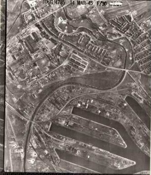 Amerikanische Luftbildaufnahmen von Kriegszerstörungen. Ausrichtung nach Süden. Mühlburg westlicher Teil (Industrie und Rheinhafen)