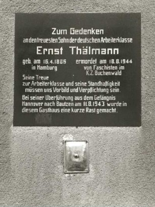 Gedenktafel für Ernst Thälmann : Gedenktafel für Ernst Thälmann (1886-1944). Diorit (?). nach 1945. Oschatz, Strehlaer Straße 45, ehem. Gasthof "Gambrinus".