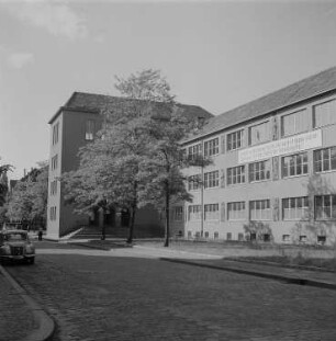 Straßenansicht mit einem Schulgebäude (?)