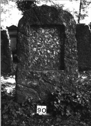 Grabstein 90 (Index: 100084943) Zustand: Schriftplatte entfernt Maße HxBxT: 136x73x40 cm Beschreibung: Stele, rustica, Schriftplatte, rechteckig: Grabstein 90