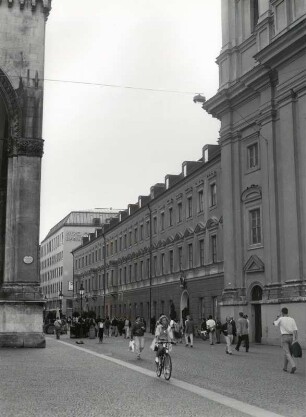Blick in die Theatinerstr. vom Odeonsplatz aus