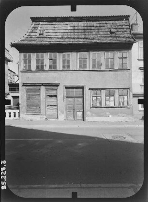 Arnstadt, Längwitzer Straße 18. Wohnhaus mit Laden. Straßenfront