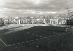 Dresden-Räcknitz, Zellescher Weg 18/20. Sportplatz (künftiger Standort des Zentralgebäudes der SLUB). Ansicht von Südwesten vom Erdwall