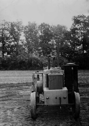 Traktor Renault mit Holzgasgenerator