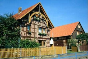 Bauernhof an der Insel, Wohnhaus mit Fachwerkziergiebel