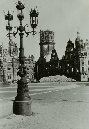 Dresden-Altstadt, Theaterplatz. Blick zur zerstörten Hofkirche und zur Ruine des Residenzschlosses