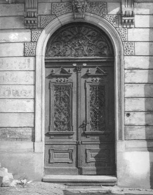 Adorf. Wohnhaus, Ernst-Thälmann-Platz 9. Portal
