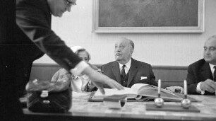 Lesung des lateinamerikanischen Dichters Miguel Angel Asturias anläßlich einer Vortragsveranstaltung der Literarischen Vereinigung.