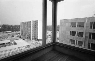 Berlin: Interbau; Ausblick aus Fenster; Objekt 16 auf Objekt 15; mit Fensterputzer