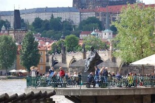 Prag - Blick auf die Kleinseite : Smetana-Kai mit Denkmal des Komponisten Bedrich Smetana, dahinter Karlsbrücke und Burg Hradschin, aufgenommen in Prag 2006