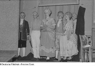 Auftritt einer Theatergruppe beim Bezirksausscheid für Volkskunstgruppen 1954