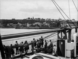 Auf dem Schiff : Jungen an der Reling eines Schiffes vor Helgoland