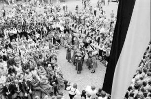 Freiburg: Publikum auf dem Münsterplatz; von oben