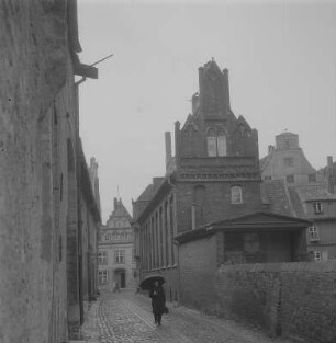 Stralsund. Küsterhaus von St. Nikolai, im Hintergrund Giebelhaus Badenstraße 12