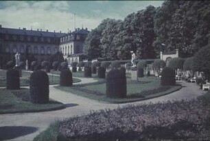 Schloßpark mit Teilansicht des Schlosses