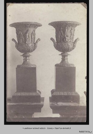 Zwei Vasen auf Sockel