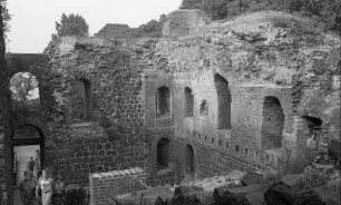 Düsseldorf-Kaiserwerth: Barbarossa-Pfalz, Ruine innen
