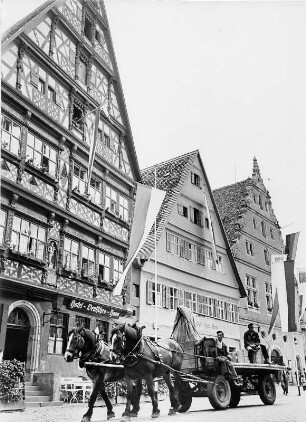 Dinkelsbühl. Mittelfranken. Hotel "Deutsches Haus" und Cafe Karl Grau am Weinmarkt. Im Vordergrund ein Pferdefuhrwerk