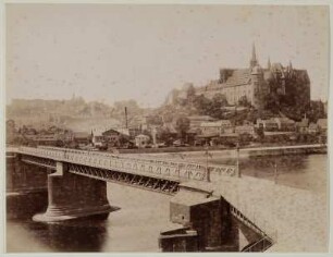 Meißen. Altstadt, Burgberg mit Albrechtsburg (1471-1500) und Dom (beg. um 1260). Blick über die Elbe und die Brücke (Wiederaufbau 1867)