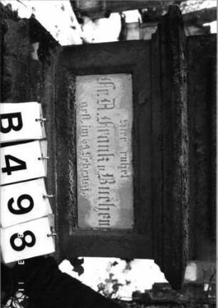 Grabstein 498 (Index: 99901565) Material: Sandstein und Marmortafeln Maße HxBxT: 182x52x26 cm: Grabstein 498B