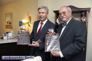 Der Regierende Bürgermeister von Berlin, Klaus Wowereit (links), besucht den Bezirk Spandau