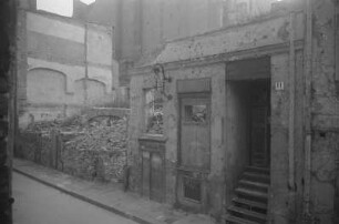 Hausruine mit Gedenktafel für den Schriftsteller Wilhelm Raabe in der Spreestraße 11 : Vorderansicht der Hausruine