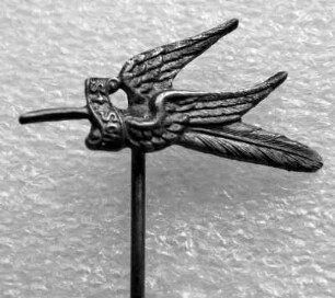 Stenographenabzeichen Stolze-Schrey (mit langer Nadel) : Sammlung Beinhorn. Stenographenabzeichen Stolze-Schrey (Geflügelte Feder, mit langer Nadel). Metall; Maße (ohne Nadel) 13 x 25 mm (nach 1897). Dresden: SLUB R c 0229