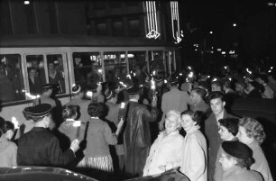 Freiburg: Fackelzug hinter Publikum, Hintergrund Straßenbahn, Bertoldstraße