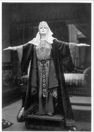 Mia May als Maud Gregaards im Stummfilm "Herrin der Welt" von Joe May. May-Film GmbH (Berlin), 1919