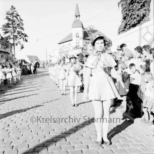 Karpfenfest: Umzug: Bahnhofstraße: Fußgruppe, Parade der Fischerinnengarde mit Kescher: an den Straßenrändern Zuschauer: hinten rechts Einmündung von Bischofsteicher Weg, 11. Oktober 1959