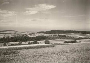 Sächsische Schweiz. Blick von der Hermsdorfer Panoramahöhe über Langenhennersdorf und das Gottleubatal zum Cottaer Spitzberg und zur Breiten Heide