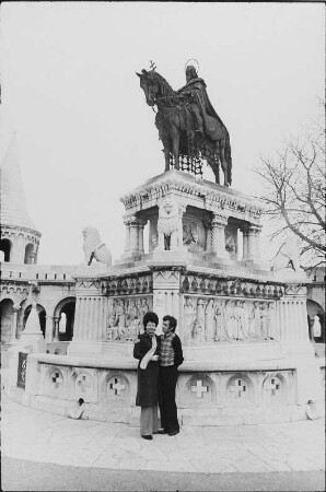 Paar vor dem Denkmal Stephan des Heiligen (1906) auf der Fischerbastei