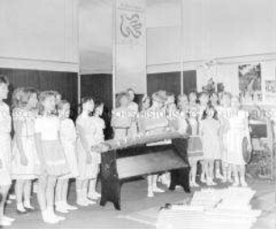 Musikdarbietung zum "Fest des Friedens und der Freundschaft" der DSF anlässlich des 70. Jahrestages der Oktoberrevolution in Berlin (Ost)