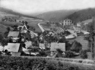 unterer Ortsteil mit Bahnhof und Straße nach Schmalzgrube