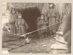 Ainu-Frau beim Weben eines Gürtels (Sammlung Bronislaw Pilsudski, 1887-1905)